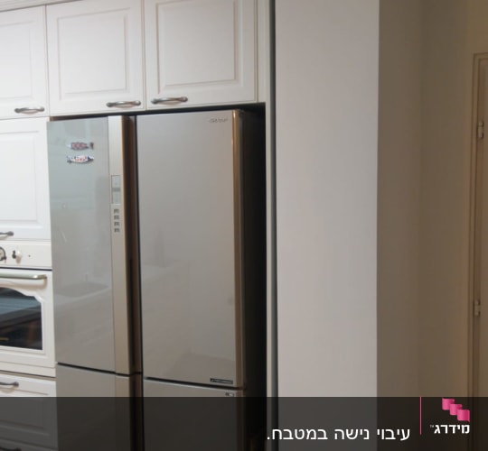 קיר גבס ליד מקרר במטבח מודרני